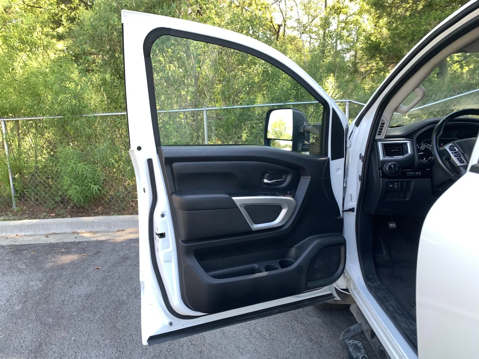 Nissan Titan photo 25