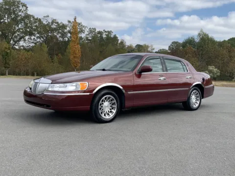 Another view of 2002 LINCOLN TOWN CAR SIGNA Signature for sale in Little Rock, AR at Bill Fitts Auto Sales