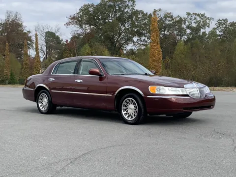 Red 2002 LINCOLN TOWN CAR SIGNA Signature for sale in Little Rock, AR