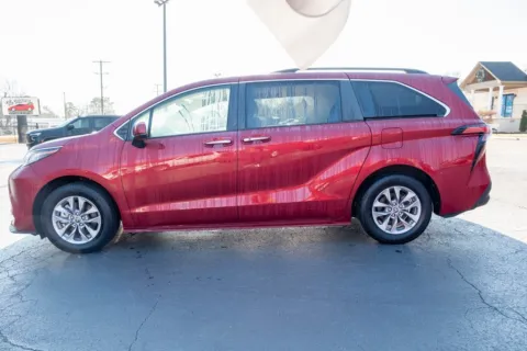 More photos of 2022 Toyota Sienna XLE at TLC Motors, SC