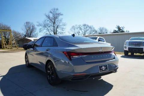 More photos of 2022 Hyundai Elantra SEL at TLC Motors, SC