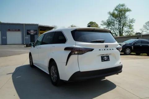 More photos of 2024 Toyota Sienna LE at TLC Motors, SC