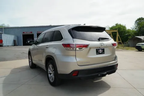 More photos of 2015 Toyota Highlander XLE V6 at TLC Motors, SC
