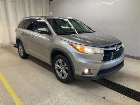 Beige 2015 Toyota Highlander XLE V6 for sale in Moore, SC