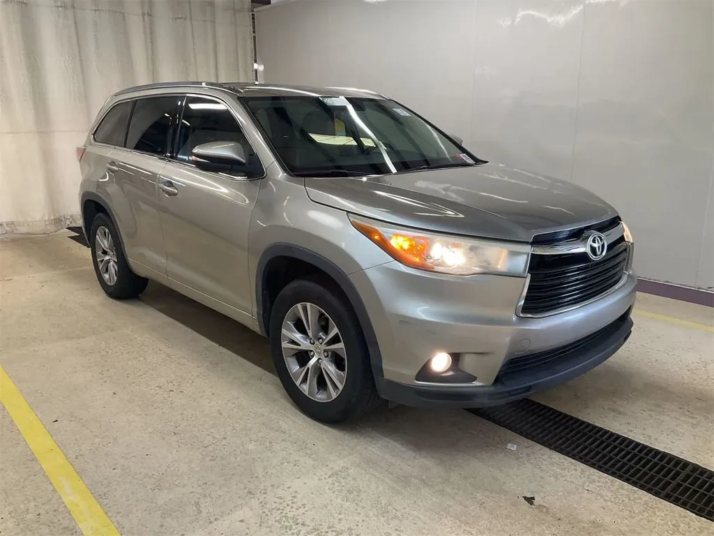 Beige 2015 Toyota Highlander XLE V6 for sale in Moore, SC
