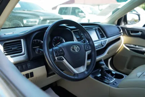 More photos of 2015 Toyota Highlander XLE V6 at TLC Motors, SC