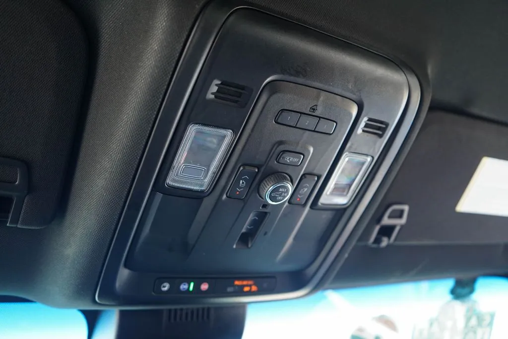 Chevrolet Suburban photo 11