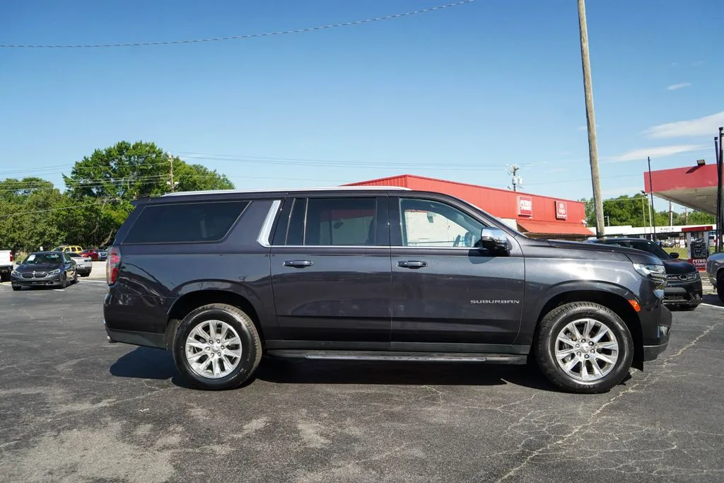 Chevrolet Suburban photo 2