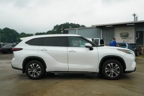 Another view of 2024 Toyota Highlander XLE for sale in Moore, SC at TLC Motors
