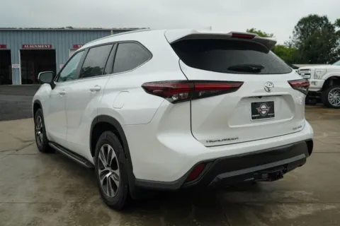 More photos of 2024 Toyota Highlander XLE at TLC Motors, SC