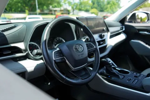 More photos of 2024 Toyota Highlander XLE at TLC Motors, SC