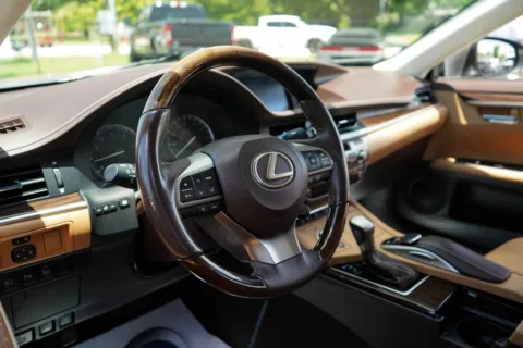 More photos of 2016 Lexus ES 350 at TLC Motors, SC