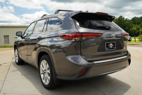 More photos of 2022 Toyota Highlander Limited at TLC Motors, SC