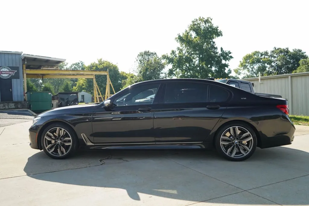 BMW 7 Series photo 26