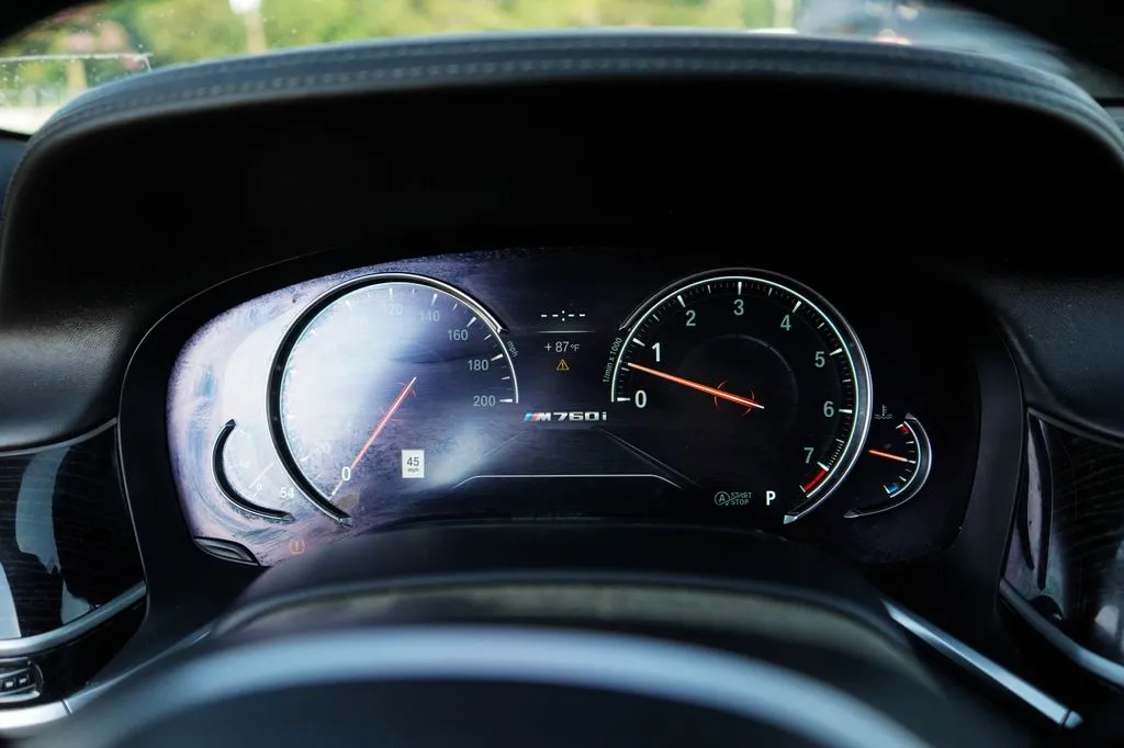 BMW 7 Series photo 28
