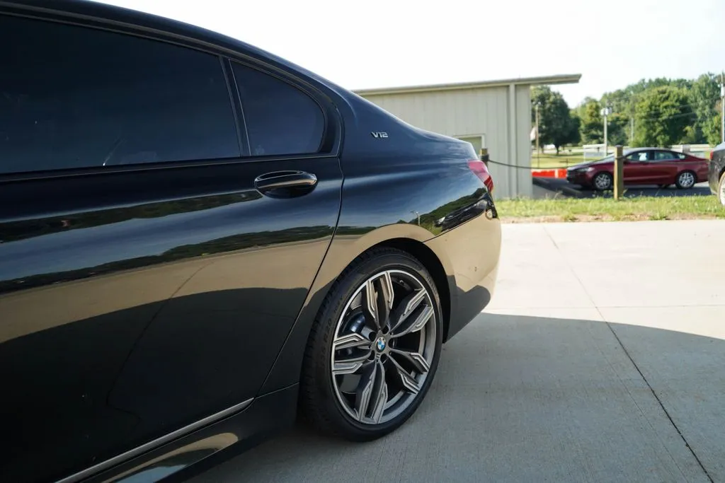 BMW 7 Series photo 24