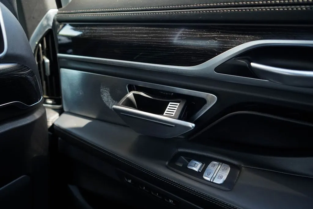 BMW 7 Series photo 38