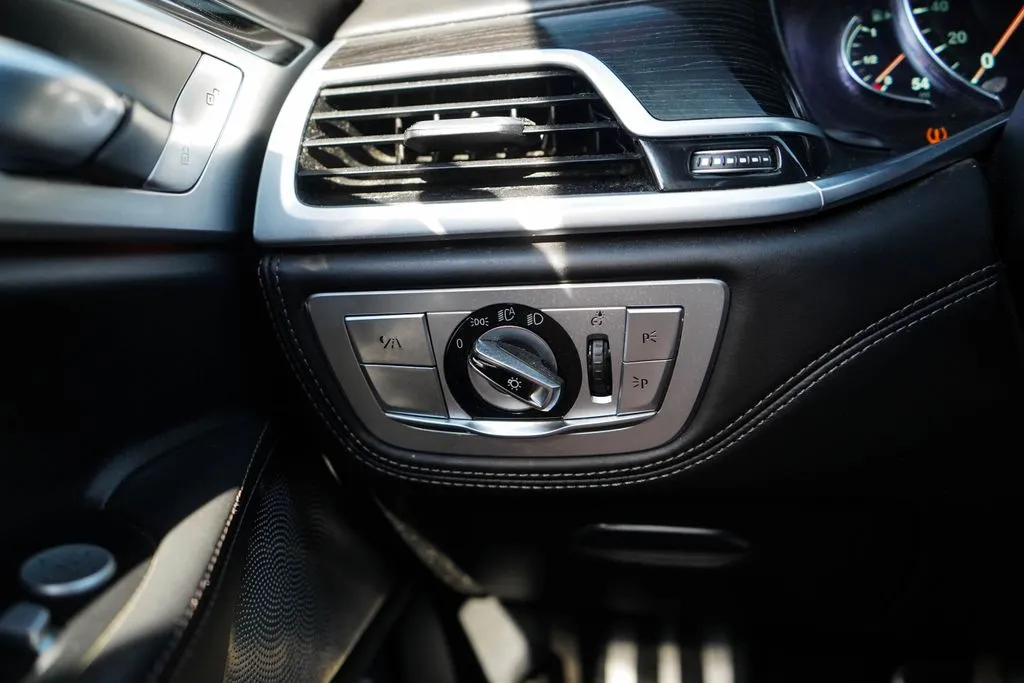 BMW 7 Series photo 33