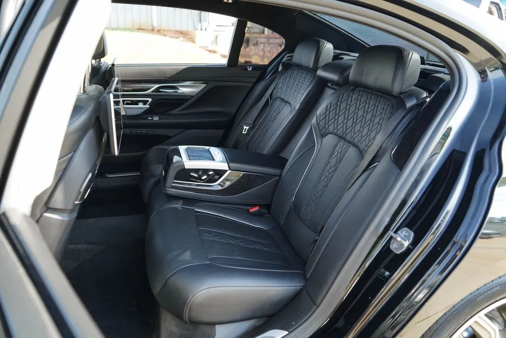 BMW 7 Series photo 9