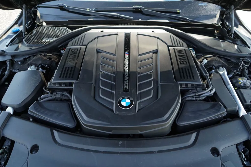 BMW 7 Series photo 16