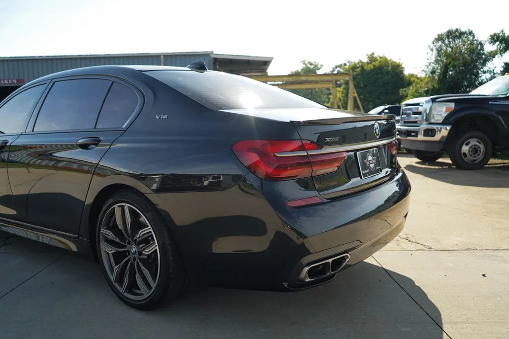 BMW 7 Series photo 23