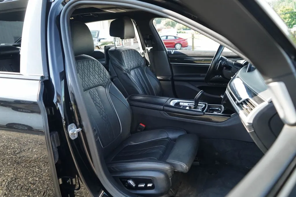 BMW 7 Series photo 14