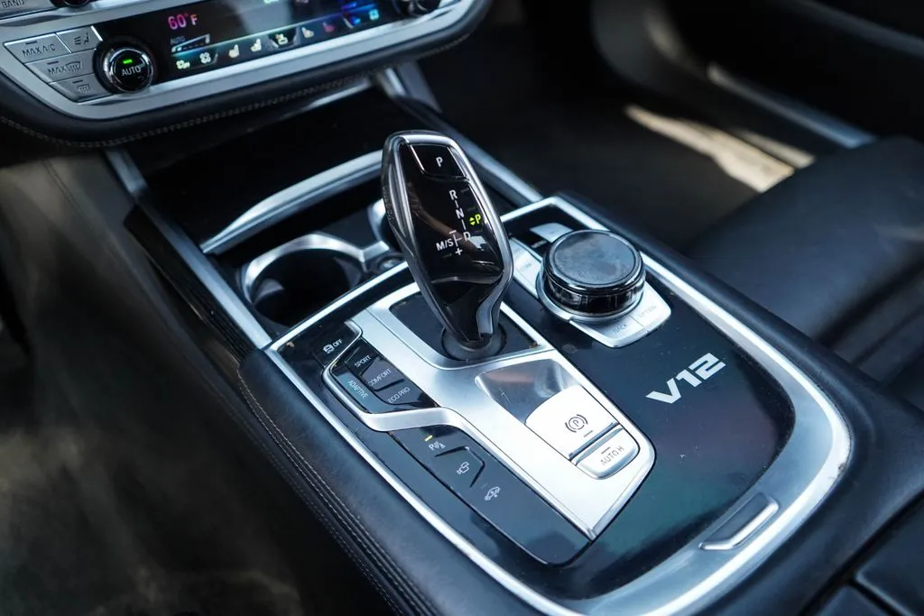 BMW 7 Series photo 37