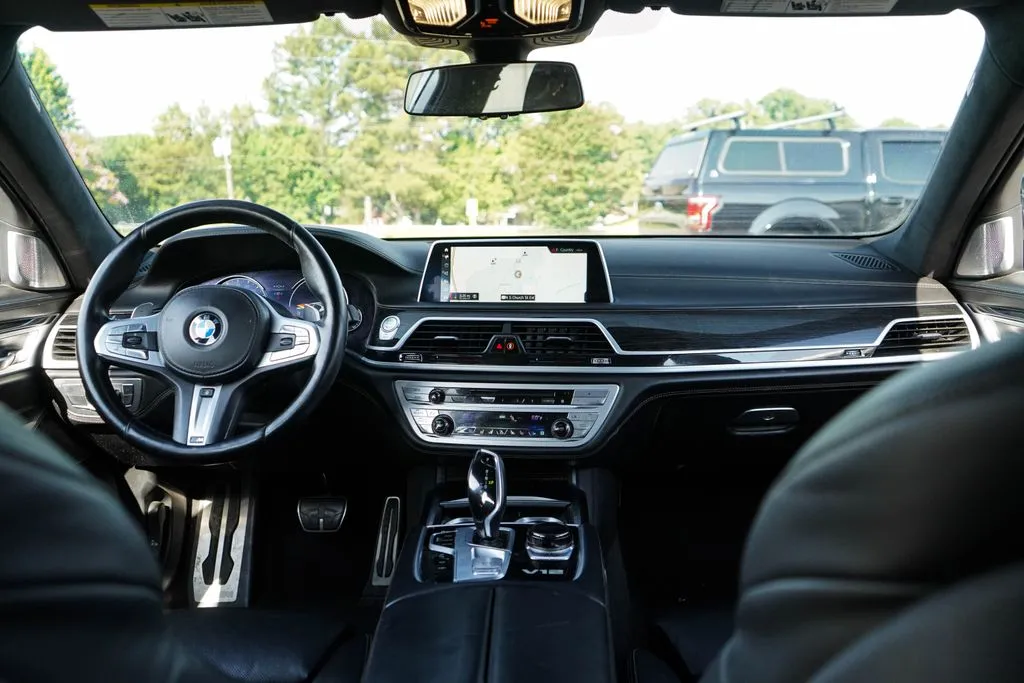 BMW 7 Series photo 10