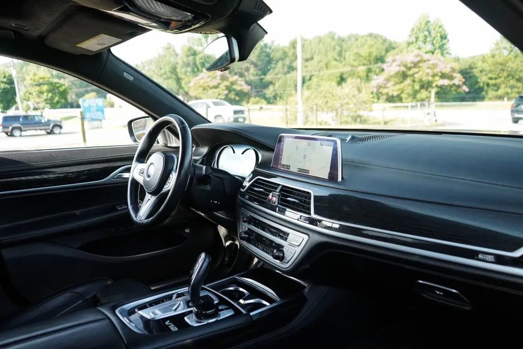BMW 7 Series photo 15