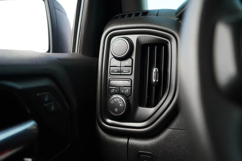 Chevrolet Silverado photo 32