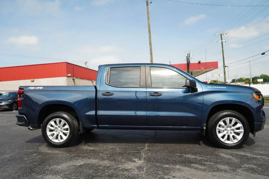 Chevrolet Silverado photo 2