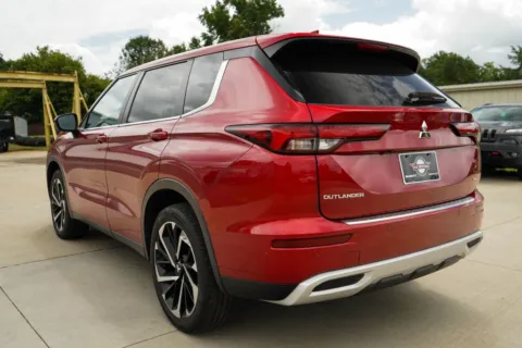 More photos of 2024 Mitsubishi Outlander SE at TLC Motors, SC