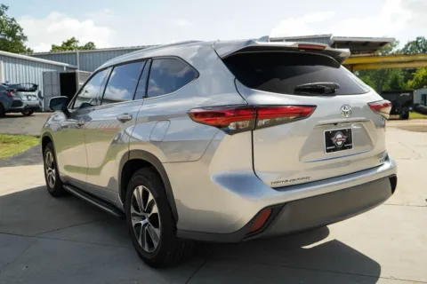More photos of 2022 Toyota Highlander XLE at TLC Motors, SC