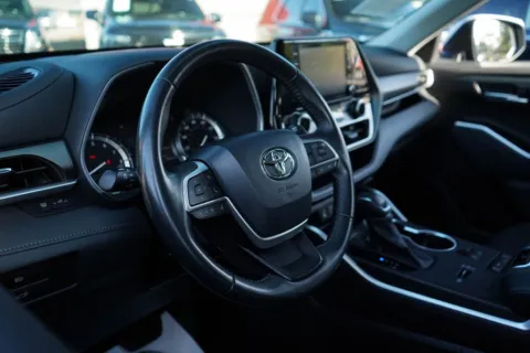 More photos of 2022 Toyota Highlander XLE at TLC Motors, SC
