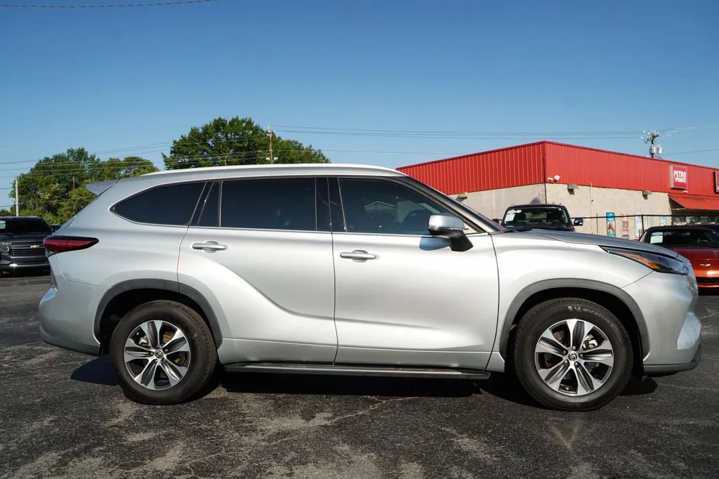 Toyota Highlander photo 2