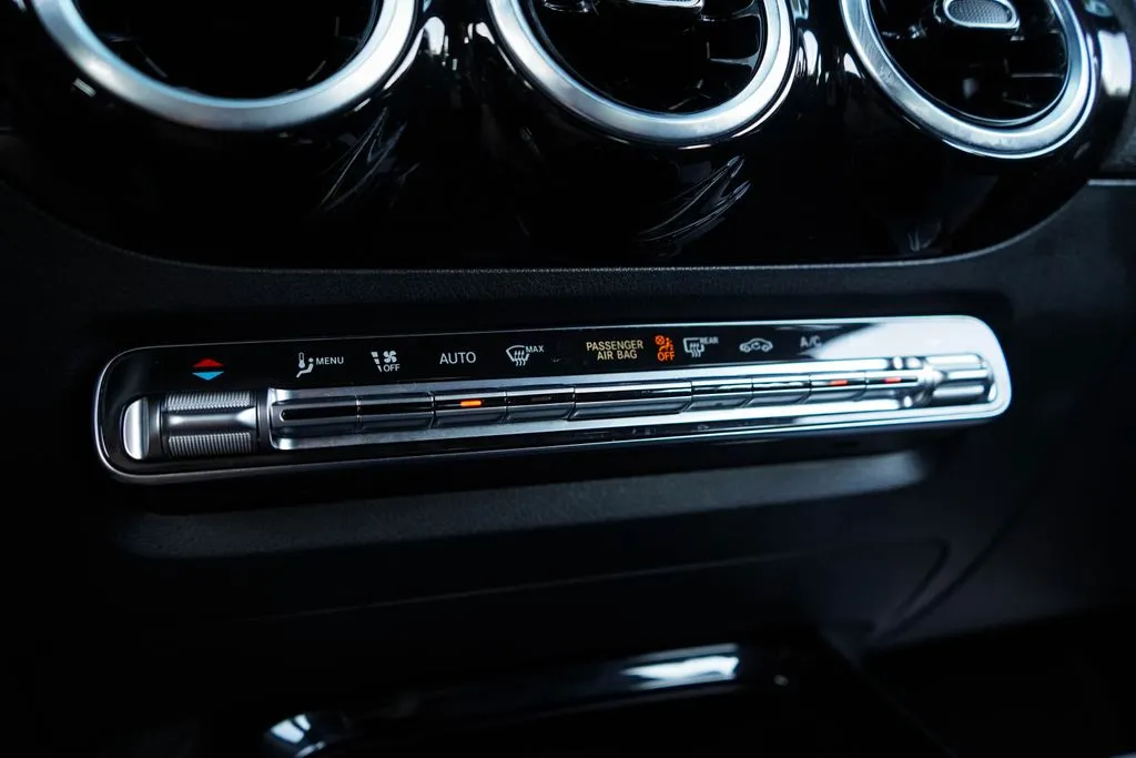 Mercedes-Benz GLA photo 27