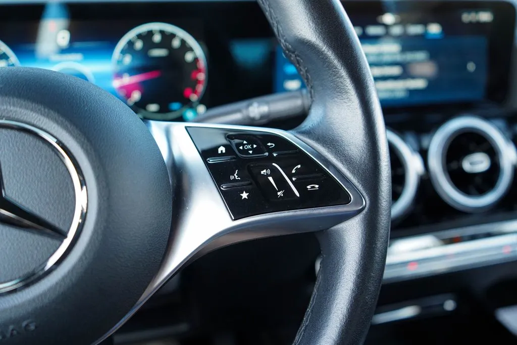 Mercedes-Benz GLA photo 30