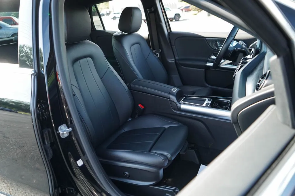 Mercedes-Benz GLA photo 12