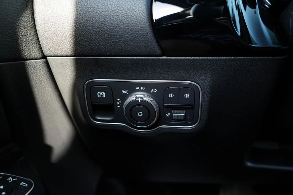 Mercedes-Benz GLA photo 32