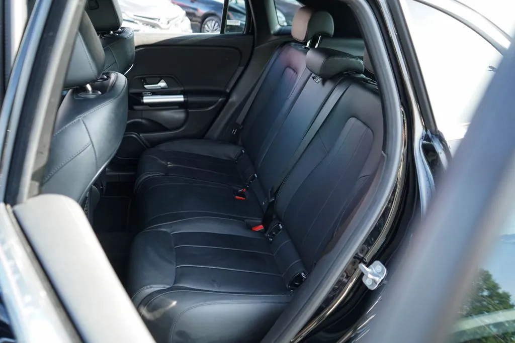 Mercedes-Benz GLA photo 8