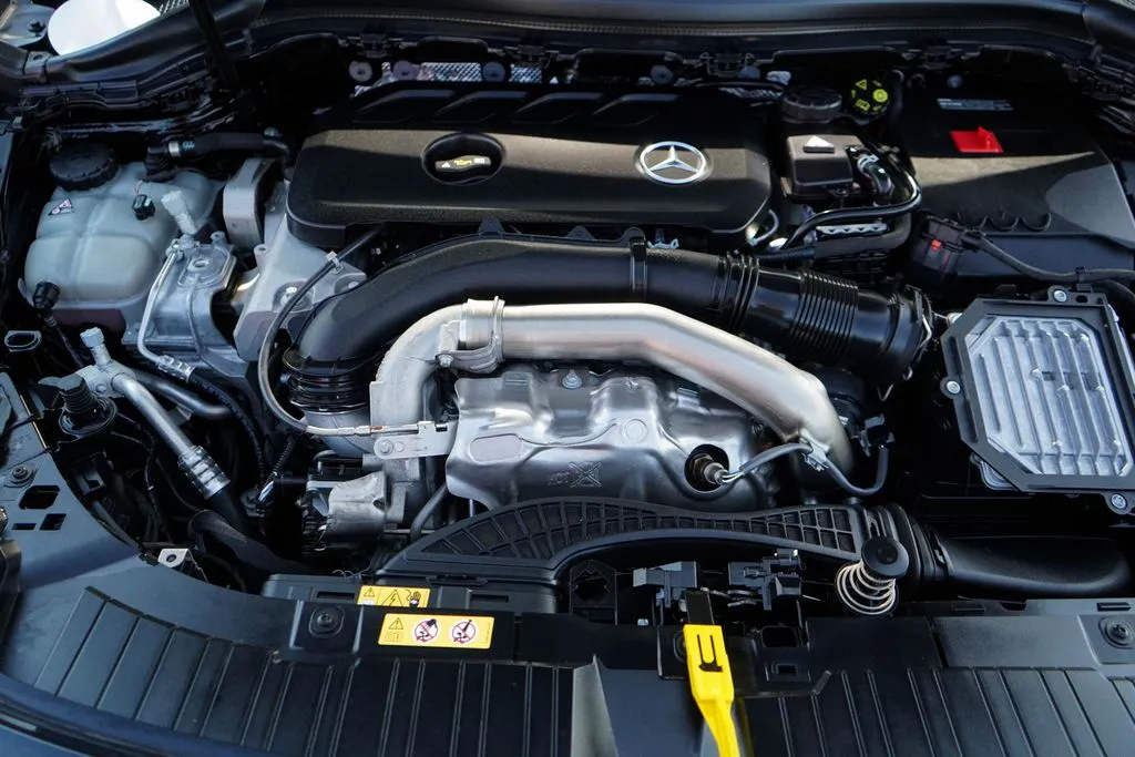 Mercedes-Benz GLA photo 14