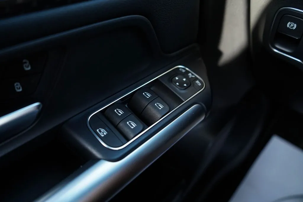 Mercedes-Benz GLA photo 31