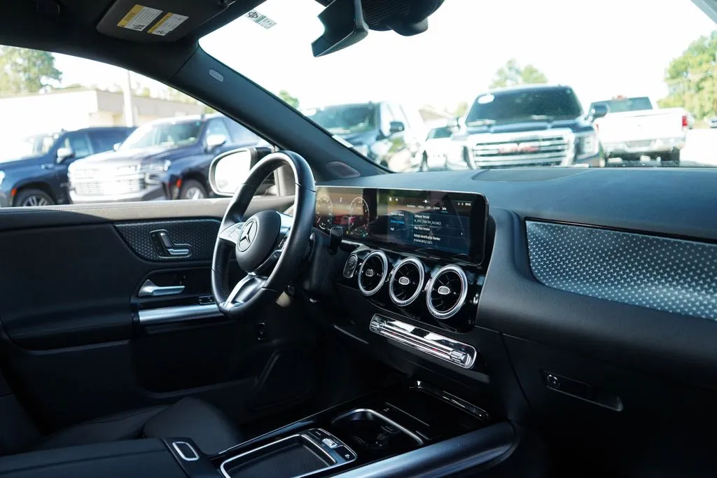 Mercedes-Benz GLA photo 13