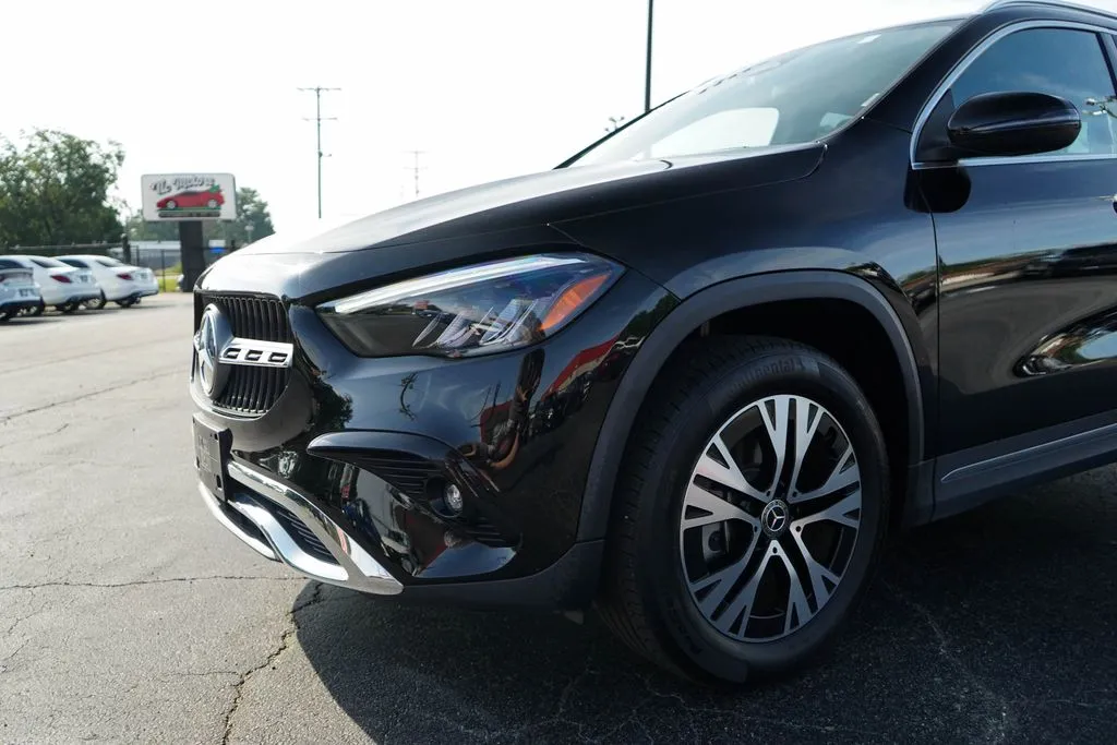 Mercedes-Benz GLA photo 17