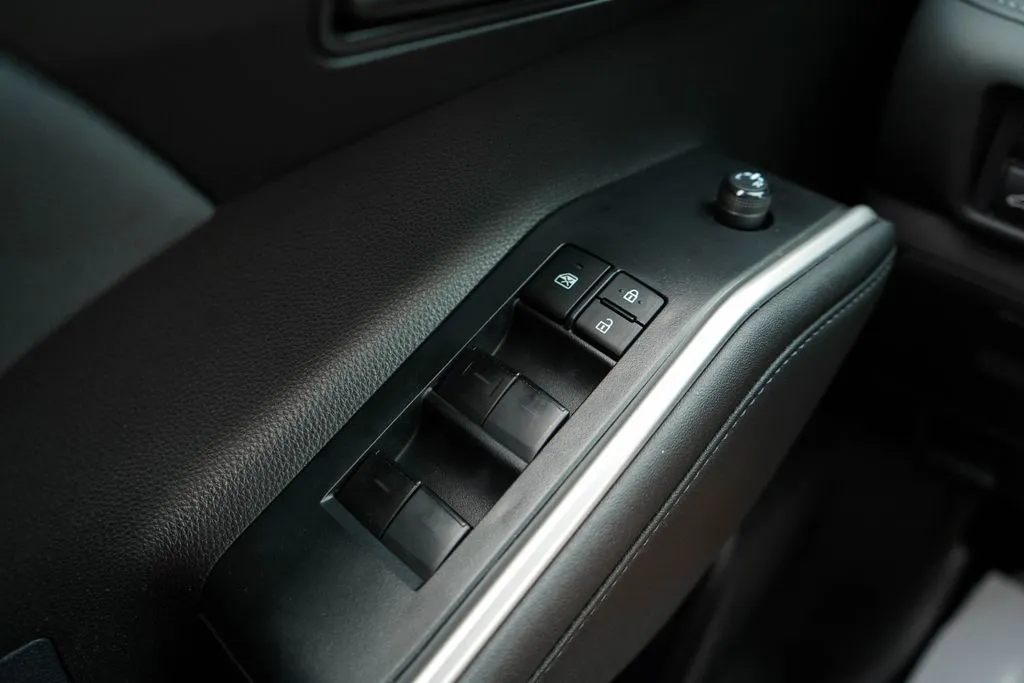2023 Toyota Highlander LE - Photo 30