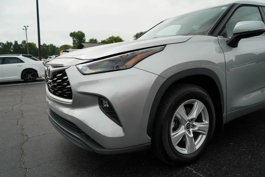 2023 Toyota Highlander LE - Photo 17