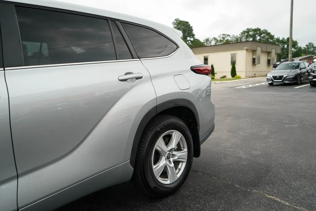 2023 Toyota Highlander LE - Photo 22