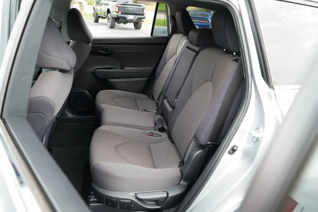 2023 Toyota Highlander LE - Photo 8