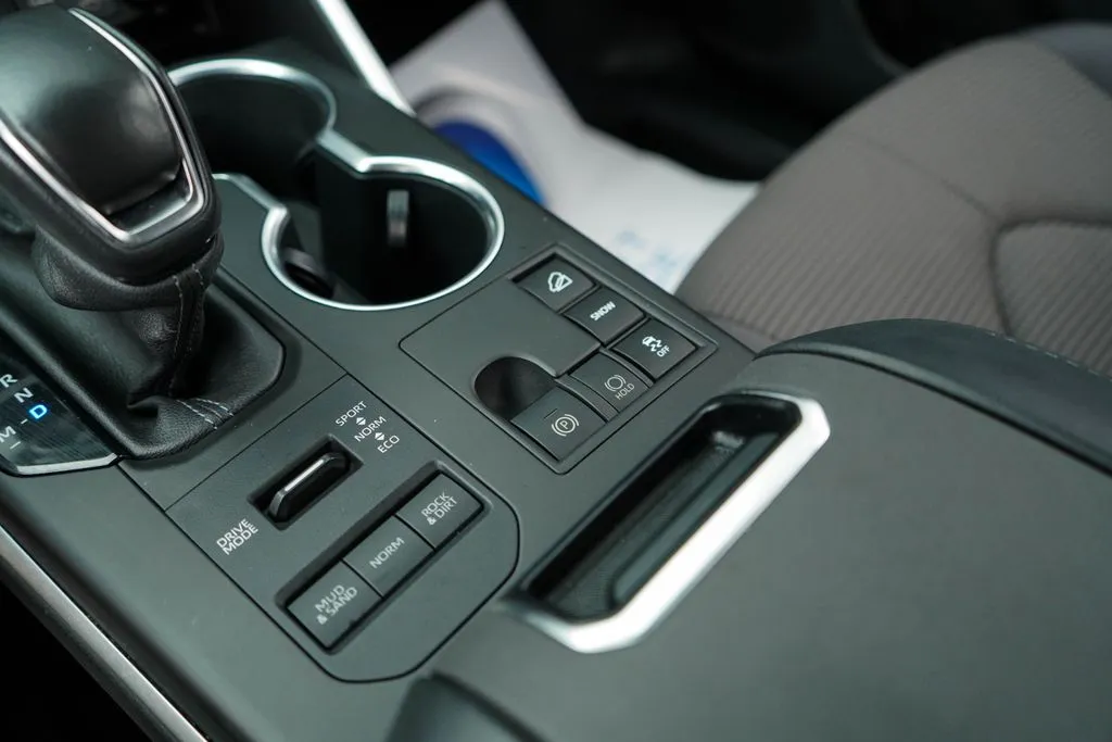 2023 Toyota Highlander LE - Photo 27