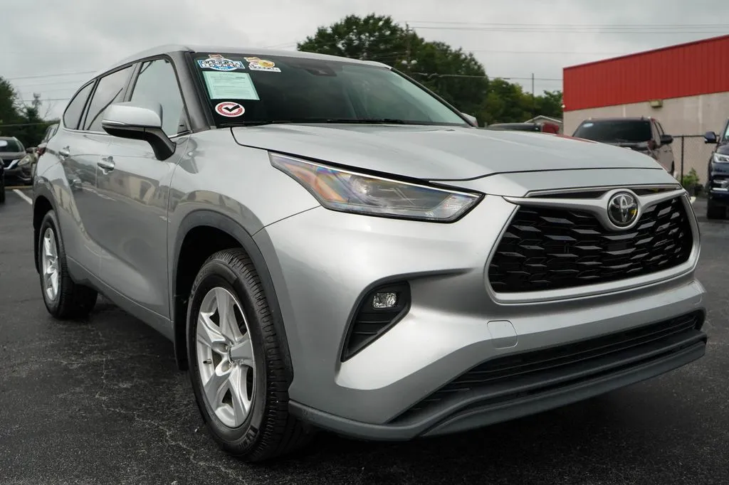 2023 Toyota Highlander LE - Photo 38